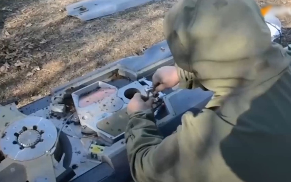 Cận cảnh chuyên gia Nga mổ xẻ tên lửa Shadow thu được của quân Ukraine